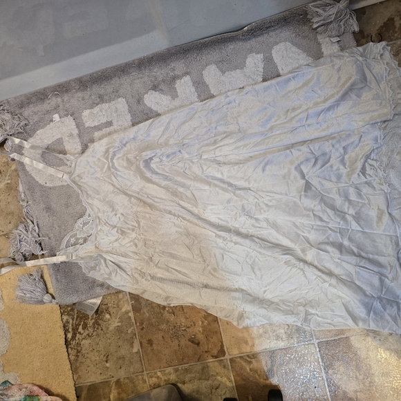 Long White Lingerie - Picture 5 of 6